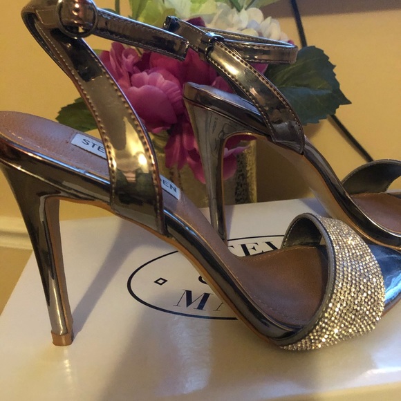 Steve Madden Strappy Sandle with Rhinestones. - Picture 3 of 7